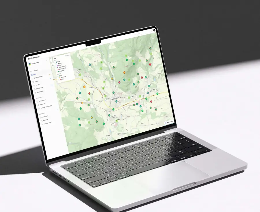 Verwaltung von GemeindeCockpit am Notebook: Karte mit farbigen Anlagen-Markierungen der Gemeinde